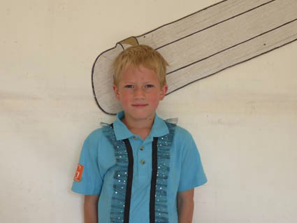 Wout speelt op slagwerk.